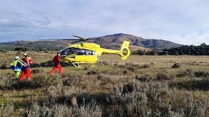 El helicóptero del 112, en una finca de Guadalix de la Sierra, en un servicio sanitario este domingo.