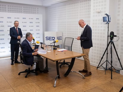 Los candidatos del PSOE y del PP a la alcaldía de Sevilla, Antonio Muñoz (a la derecha) y José Luis Sanz (sentado), antes del comienzo del debate en los estudios de Radio Sevilla.