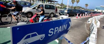 Colas de coches esperan para poder salir de Gibraltar.