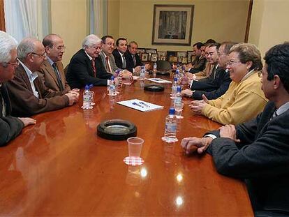 El consejero José Ramón García Antón y los usuarios del trasvase, ayer, en Alicante.