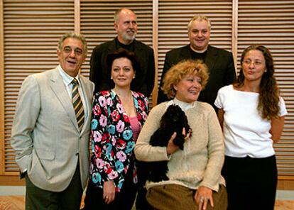 Plácido Domingo, con Hasmik Papian, Elena Obraztsova, la asistente de dirección Vera Lúcia Calábria y (arriba) Jesús López Cobos y Nikolai Putilin.