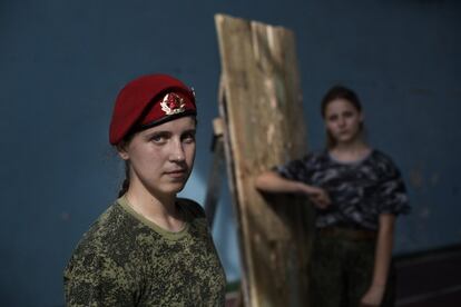 Anna Lisovenko, membro do clube patriótico militar "Os herdeiros da história" em Donetsk.