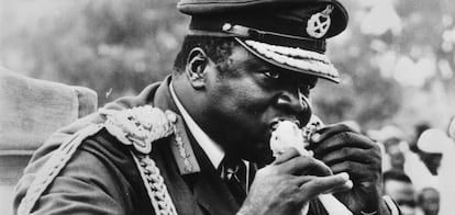 O ditador ugandense Idi Amin traça um franguinho.