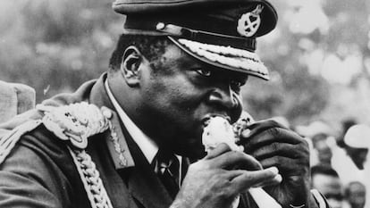 O ditador ugandense Idi Amin traça um franguinho.