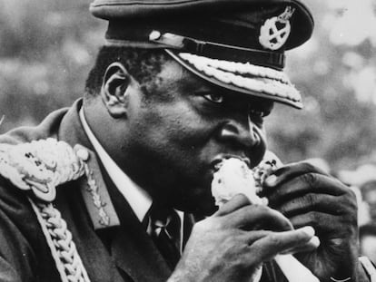 O ditador ugandense Idi Amin traça um franguinho.