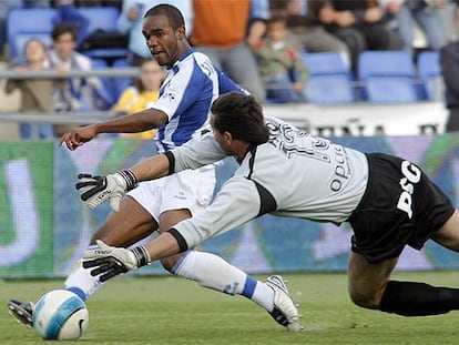 Abbondanzieri trata de impedir el gol del Recreativo, obra de Pongolle.