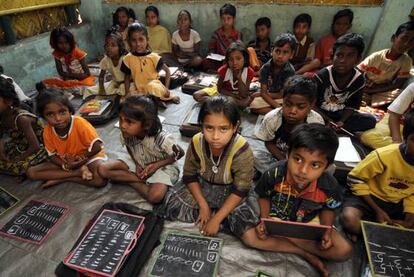 Una de las guarderías que la ONG india PBKOJP tiene en las barriadas más desfavorecidas de Calcuta. La inmensa mayoría de los niños que asisten a estos centros no están registrados oficialmente.