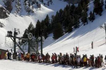 Decenas de aficionados esperan su turno para acceder uno de los remontes de la estación de Masella. EFE/Archivo