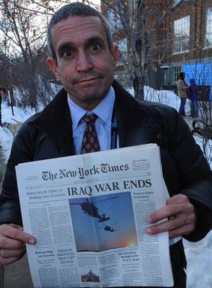 Andy Bichlbaum con un ejemplar falsod del New York Times.