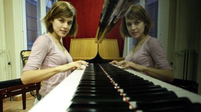 Adriana Ugarte, 'La Señora' televisiva, en la escuela donde ha empezado a aprender piano.