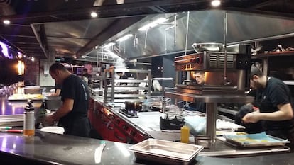 Interior del restaurante StreetXO en Londres.
