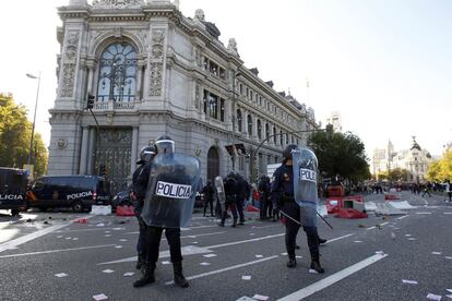Agentes de la Policía Nacional custodian el Banco de España, en la plaza de Cibeles de Madrid, durante la huelga general del 14-N.
