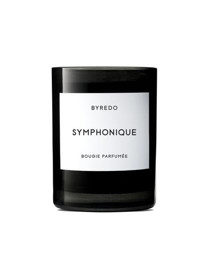 Symphonique es la última incorporación a la ya icónica silueta de velas de vidrio negro de Byredo. Estas navidades, se une al catálogo de la marca de manera permanente. Similar a un crecendo musical, las penetrantes notas de salida de naranja amarga y anís, crean un arco de cítricos y especias relajantes, sobre una cálida armonía de corazón de cera de abeja, jengibre y clavo. El fondo texturizado de salvado y madera de cedro deja en la estancia una fragancia duradera. Precio: 65 euros. <a href="http://www.byredo.com"target="_blank">www.byredo.com</a>