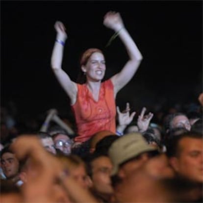 Una joven aplaude la actuación de Blur, anoche en Benicassim.