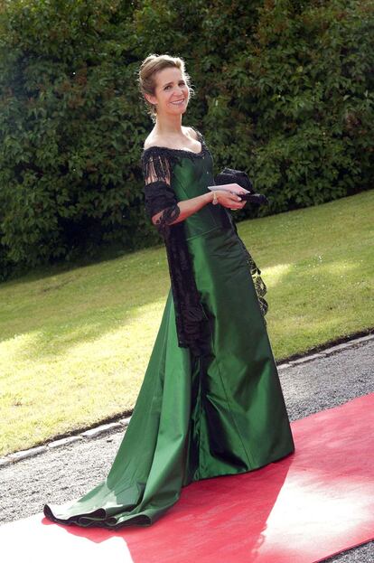 Vestido verde esmeralda firmado por Lorenzo Caprile combinado con chal y clutch negros. Este fue el estilismo de inspiración goyesca que eligió para no perderse la fiesta previa a la boda de Victoria de Suecia.