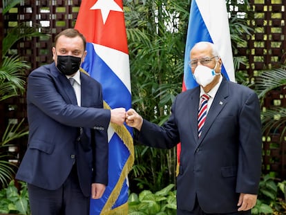 El viceprimer ministro Ruso, Yuri Borisov, y su homólogo cubano, Ricardo Cabrisas, durante un encuentro en La Habana el 31 de marzo de 2021.