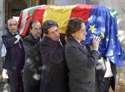 Familiares y amigos, entre ellos Federico Trillo, portan el féretro de Loyola de Palacio.