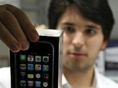 Un cliente examina los teléfonos iPhone en una tienda.