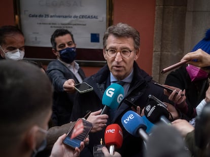 El presidente de la Xunta, Alberto Núñez Feijóo, atiende a los medios de comunicación a su llegada este viernes en el Teatro Principal de Ourense.