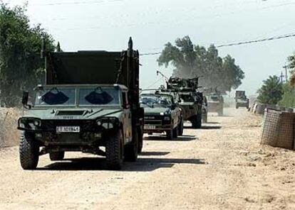 Un convoy de vehículos militares españoles regresa desde la ciudad de Nayaf a la base central, en Diwaniya, el pasado martes.