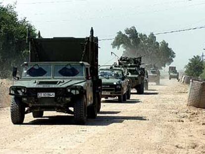 Un convoy de vehículos militares españoles regresa desde la ciudad de Nayaf a la base central, en Diwaniya, el pasado martes.