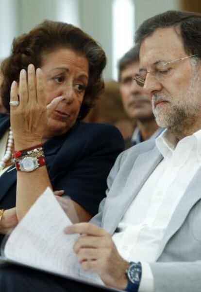 El presidente del PP, Mariano Rajoy, junto a la alcaldesa de Valencia, Rita Barberá.