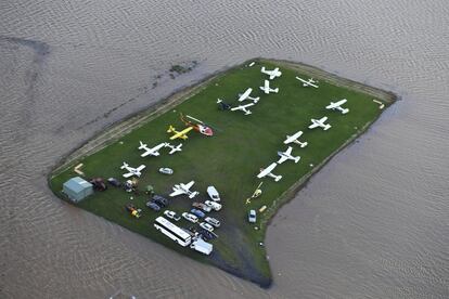 Vista aérea de las aguas que rodean un aeropuerto en Lismore, Nueva Gales del Sur (Australia). El fuerte temporal y las inundaciones provocadas por el ciclón Debbie complican hoy las tareas de rescate en el este del país.