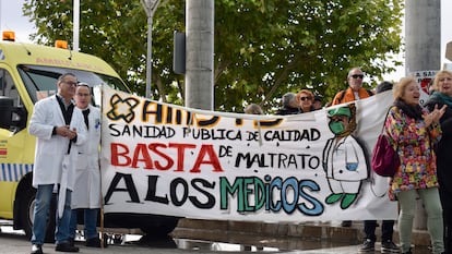 Sindicatos, vecinos y sanitarios protestan frente al Hospital del Sureste porque solo quedan la mitad de médicos en urgencias.