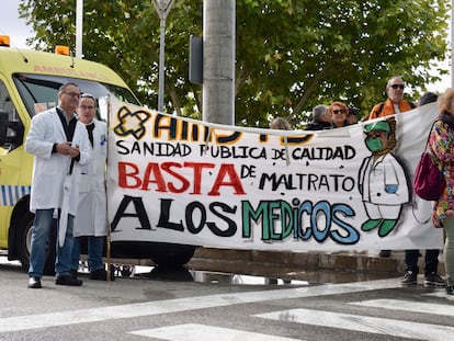 Sindicatos, vecinos y sanitarios protestan frente al Hospital del Sureste porque solo quedan la mitad de médicos en urgencias.