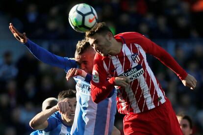 Lúcas Hernández en acción ante el jugador del Málaga, Yousseff En-Nesyri, el 10 de febrero de 2018.