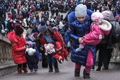 Mujeres y niños desplazados llegan a la estación de tren de Lviv, en el oeste de Ucrania. Los ucranios que han tenido que dejar su país a consecuencia de la guerra ascienden ya a 1,73 millones, de los que más de un millón se encuentran en la vecina Polonia, informó la Agencia de las Naciones Unidas para los Refugiados (ACNUR).