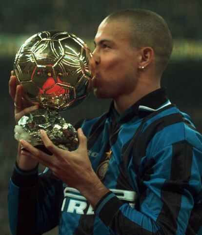 Ronaldo besa el Balón de Oro que recibido como mejor jugador de 1997, en Milán, en el estadio San Siro.