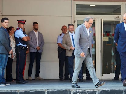 Quim Torra i Miquel Buch, en la seva visita a la comissaria de Cornellà.