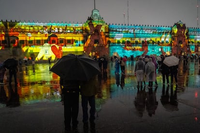 A pesar de la lluvia, decenas de asistentes acudieron a la proyección, en el zócalo capitalino. 