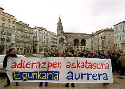 Manifestación de periodistas ayer en el centro de Vitoria en protesta por el cierre de <i>Egunkaria.</i>