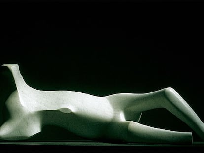 &#39;Figura delgada yacente&#39; (1979-1980), de Henry Moore.