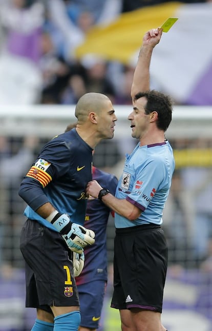 Valdés ve la tarjeta amarilla.