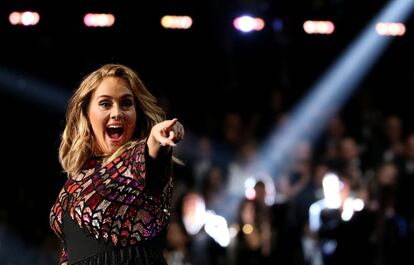 A bastante distancia, Adele ocupa el segundo lugar de las cantantes que más dinero han ganado el último año. La artista británica, de 29 años, se embolsó 69 millones de dólares (58,8 millones de euros) en 12 meses (un dinero al que habría que restarle los impuestos así como los salarios de los equipos de las artistas, según dice la publicación). La revista asegura que en su gira, la primera de Adele desde 2011, ganó una cifra de siete números en cada uno de sus conciertos.