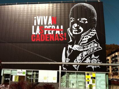 ¡Vivan las cadenas!, de Noaz, que juega con la imagen de Fernando VII, en el centro Huarte de Navarra, programada por Acción Cultural Española.