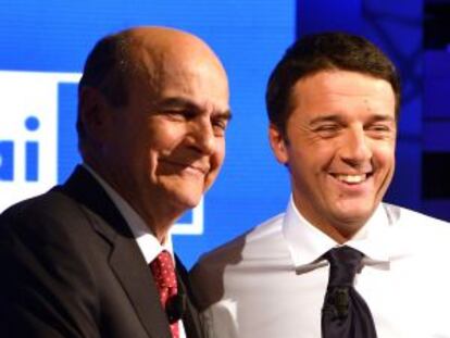 Los candidatos Bersani (izq.) y Renzi posan antes del debate televisado celebrado el 28 de noviembre.