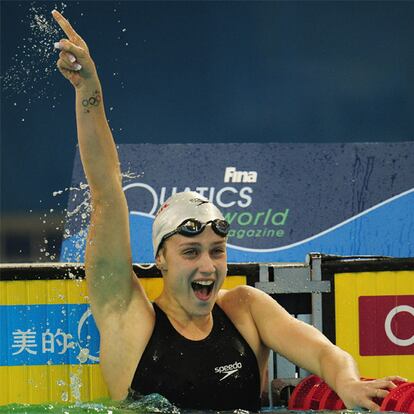 Mireia Belmonte festeja su oro ayer en Dubi.