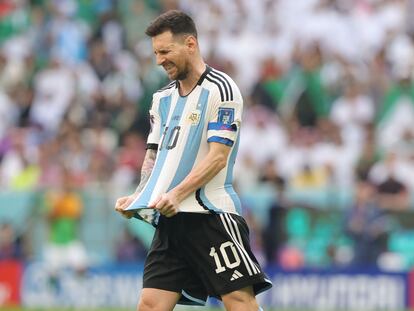 Messi se lamentaba este martes durante el partido entre Argentina y Arabia Saudí, en el estadio Lusail de Qatar.
