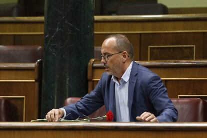 Carles Campuzano, portavoz del PDeCAT en el Congreso, deposita un clavel en su escaño del Congreso.