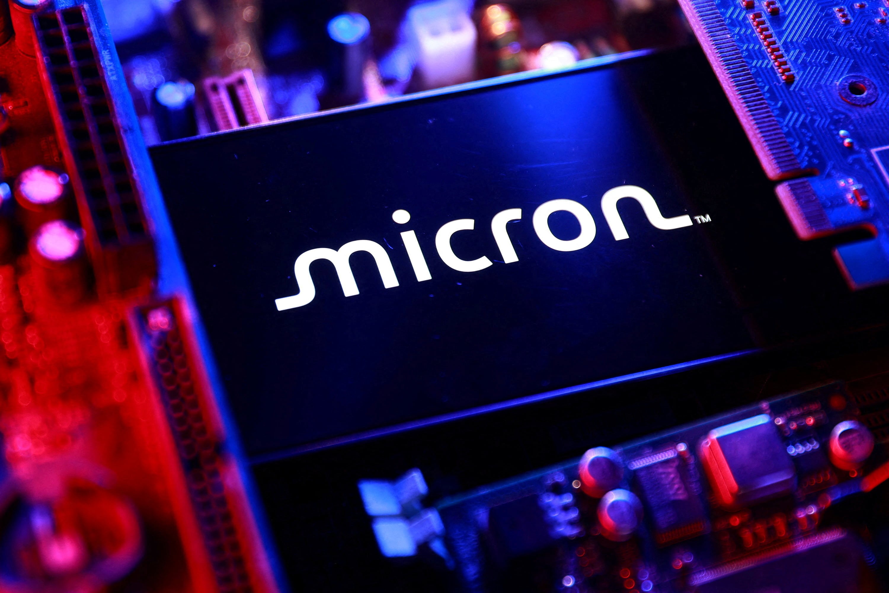 El fabricante de chips Micron salta al estrellato: triplica su valor en Bolsa en 2025 por la voracidad de la IA