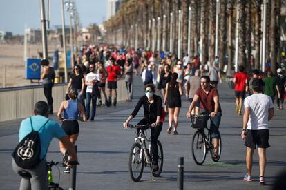 Este sábado se ha se ha permitido por primera vez desde que se endurecieron las medidas de confinamiento la actividad al aire libre en condiciones muy restrictivas para contener la expansión de la pandemia de coronavirus. En la fotografía, multitud de ciudadanos se ejercita o pasea por el Paseo Marítimo de Barcelona.