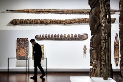 Vigas y postes de La Casa de los hombres de Nueva Guinea, en el nuevo museo barcelon&eacute;s.