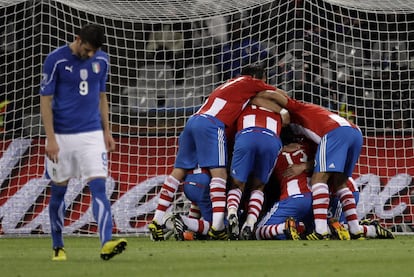 Los jugadores paraguayos celebran el gol de Alcaraz ante la desolación del italiano Iaquinta.