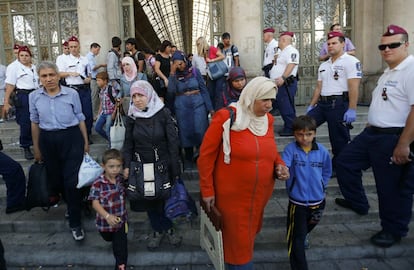 Un portavoz gubernamental explicó que las autoridades intentan de esta manera aplicar las normas europeas relativas al control de pasaportes y visados. Salida de refugiados de la estación de Budapest.