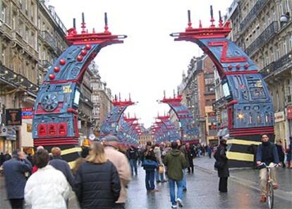 Los siete arcos de Jean-Claude Mezières en una de las principales calles de Lille.