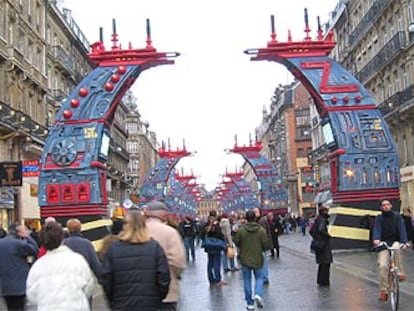 Los siete arcos de Jean-Claude Mezières en una de las principales calles de Lille.